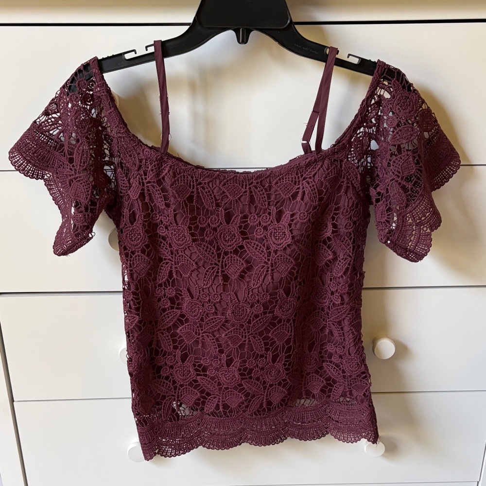 🍷MISS CHIEVOUS WOMENS SIZE XS LACE COLD SHOULDER TOP